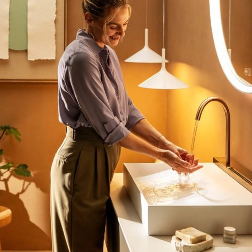 avalegra_brushed-bronze_luminarspray_model-washing-hands_ambiance_16x9